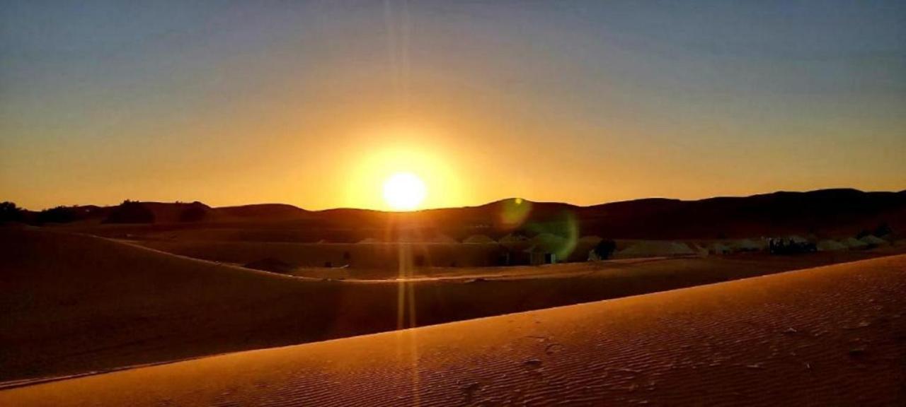 L'Homme Du Desert A Merzouga Exteriör bild