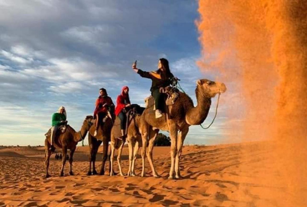 L'Homme Du Desert A Merzouga Exteriör bild